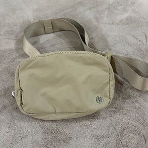 Lululemon athletica Everywhere Belt Bag 1L - Trench